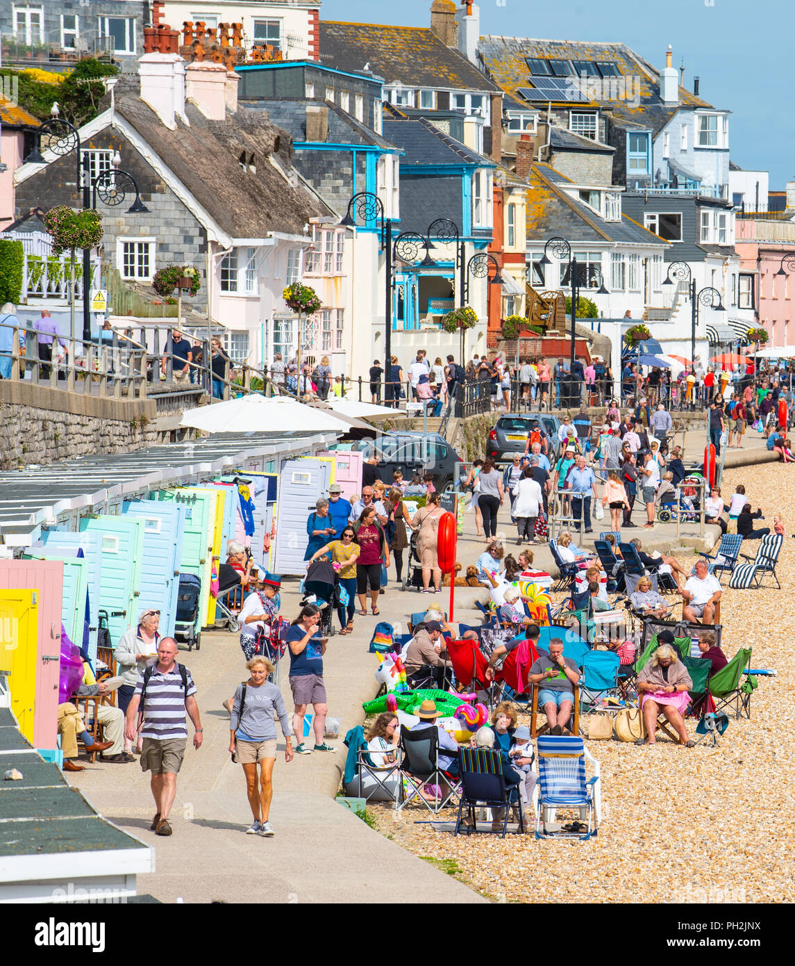Lyme Regis, Dorset, UK. 30th August 2018.  UK Weather:  The picturesque beach at the seaside resort of Lyme Regis was crowded again as holidaymakers enjoyed the return of the sunshine.  The bright and sunny conditions are set to continue into the weekend.  Credit: Celia McMahon/17�Թ����� Live News Stock Photo
