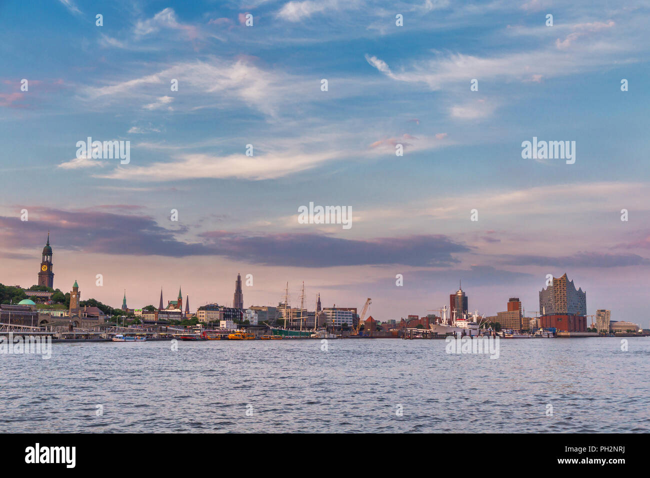 River hamburg hi-res stock photography and images - Alamy