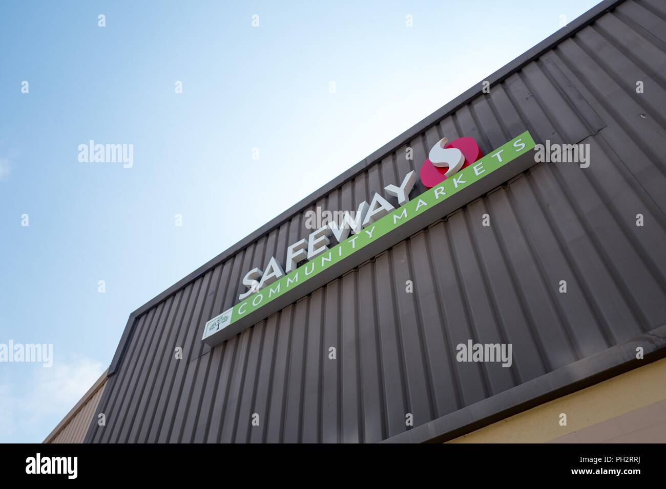 Facade of Safeway Community Markets grocery store in Thousand Oaks, Berkeley, California, August 14, 2018. () Stock Photo