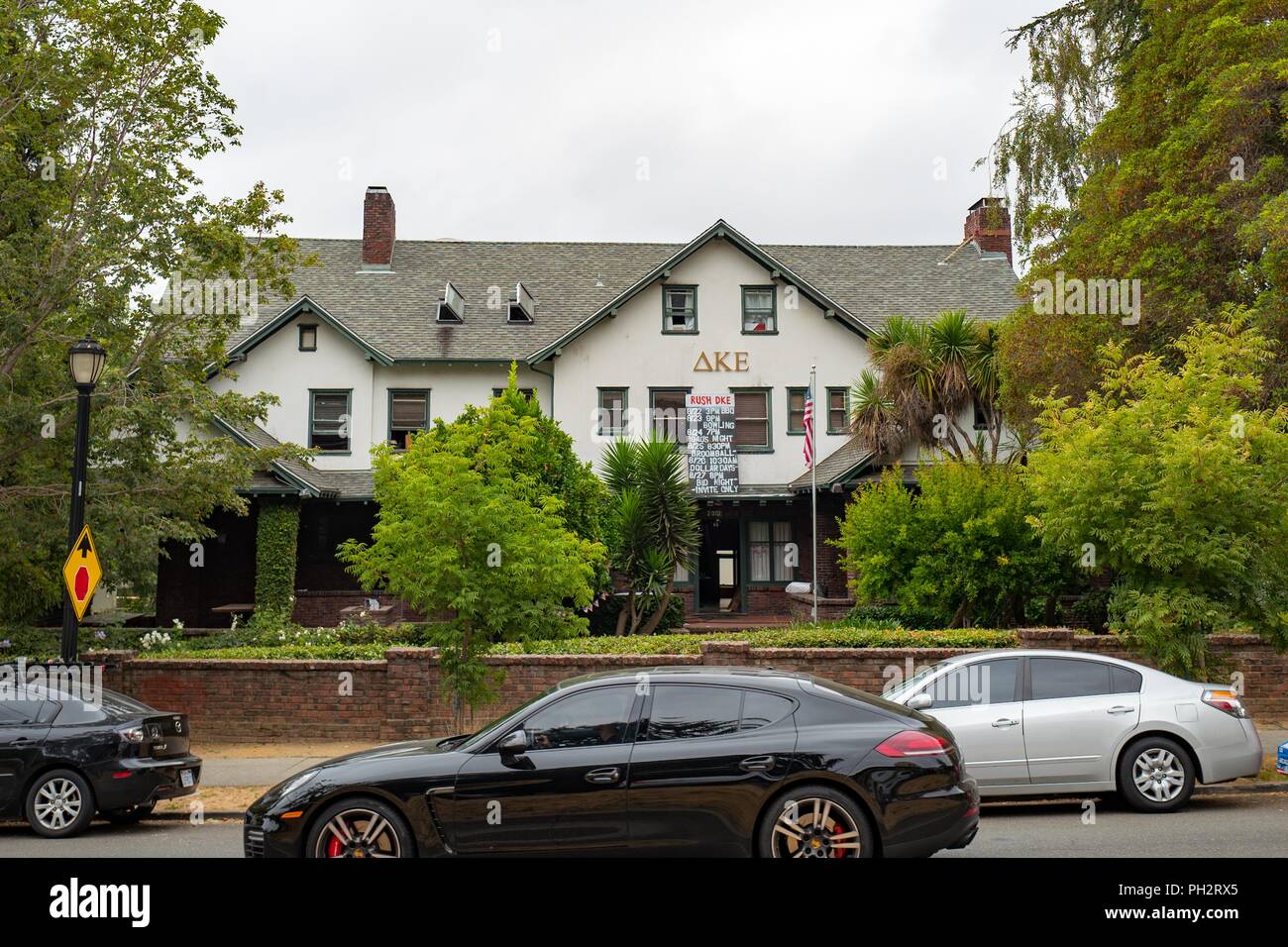 povišen fašizam entitet  Fraternity house for the Delta Kappa Epsilon fraternity at UC Berkeley in  Berkeley, California, with posted advertising rush events, August 21, 2018  Stock Photo - Alamy