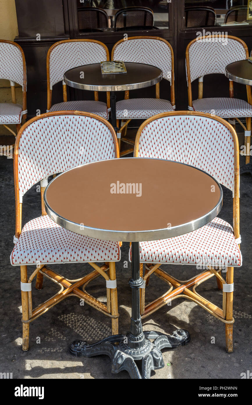 French bistro chairs table hi-res stock photography and images - Alamy