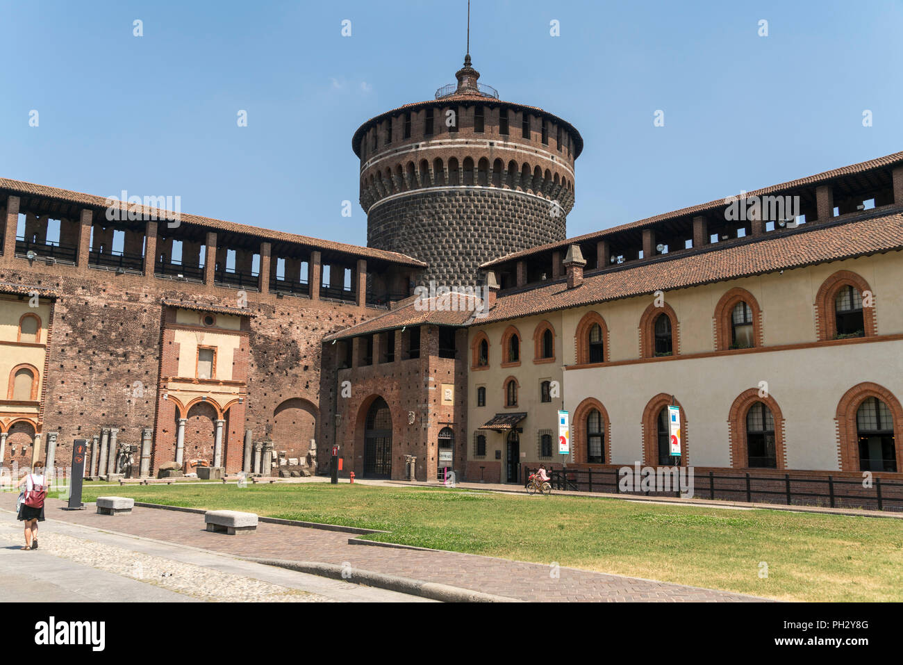 Innenhof des Castello Sforzesco, Mailand, Lombardei, Italien  |  courtyard of the Castello Sforzesco, Milan, Lombardy, Italy, Europe Stock Photo