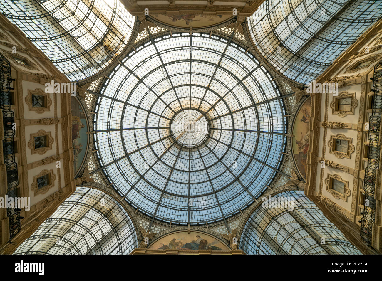 Glasdach und Kuppel der Einkaufsgalerie Galleria Vittorio Emanuele II, Mailand, Lombardei, Italien  |  glass dome of the shopping mall Galleria Vittor Stock Photo