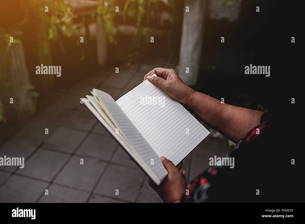 Note taking Notebooks for teaching Remember to forget about things. With our own hands Stock Photo