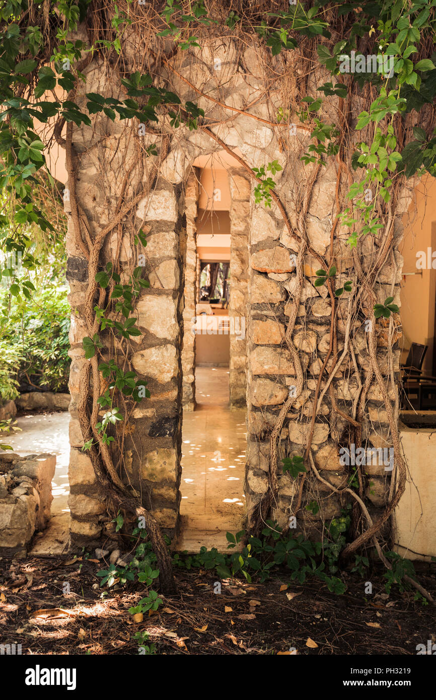 Arch cave stone wall hi-res stock photography and images - Alamy