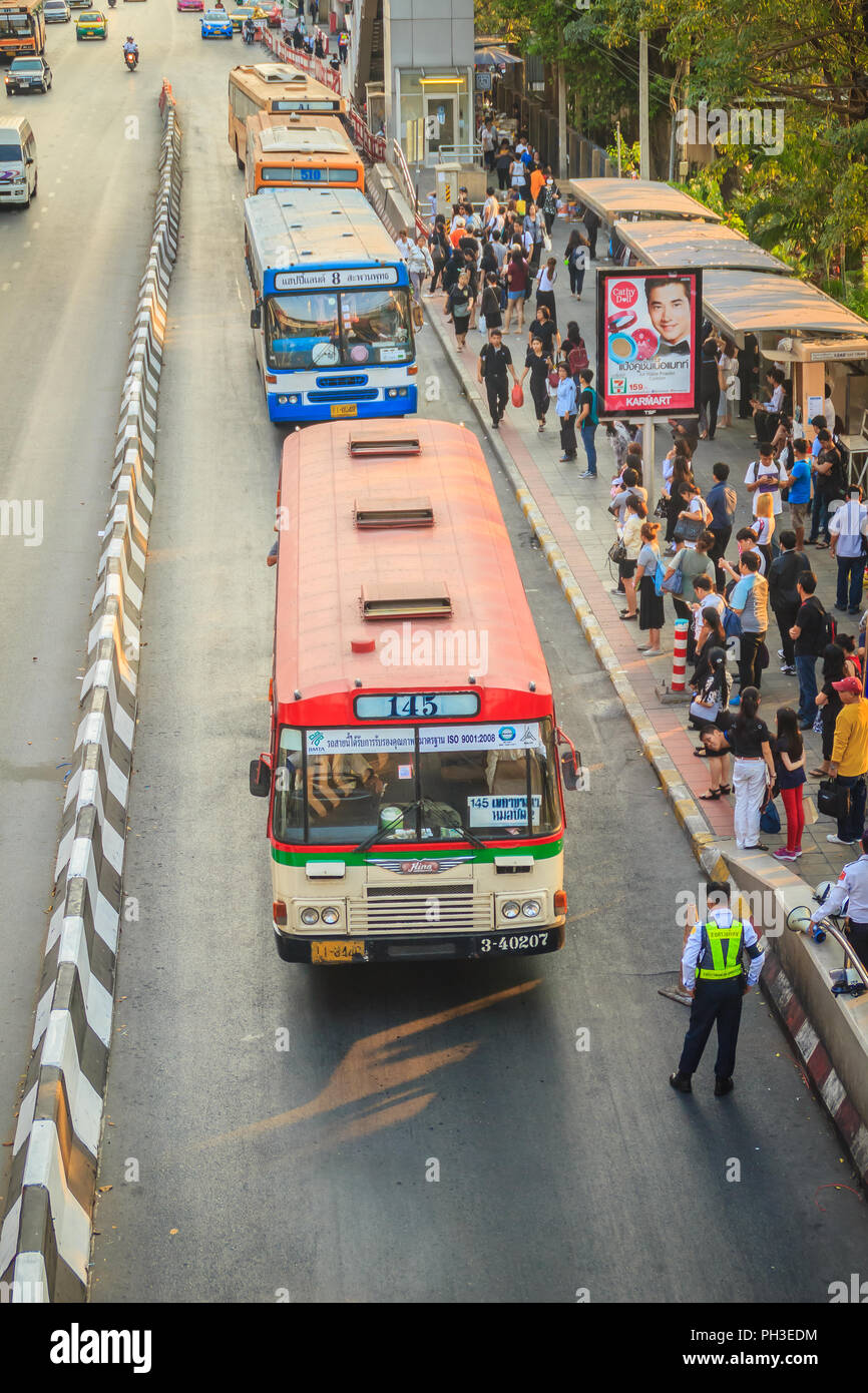Bus stop queue chat hi-res stock photography and images - Alamy