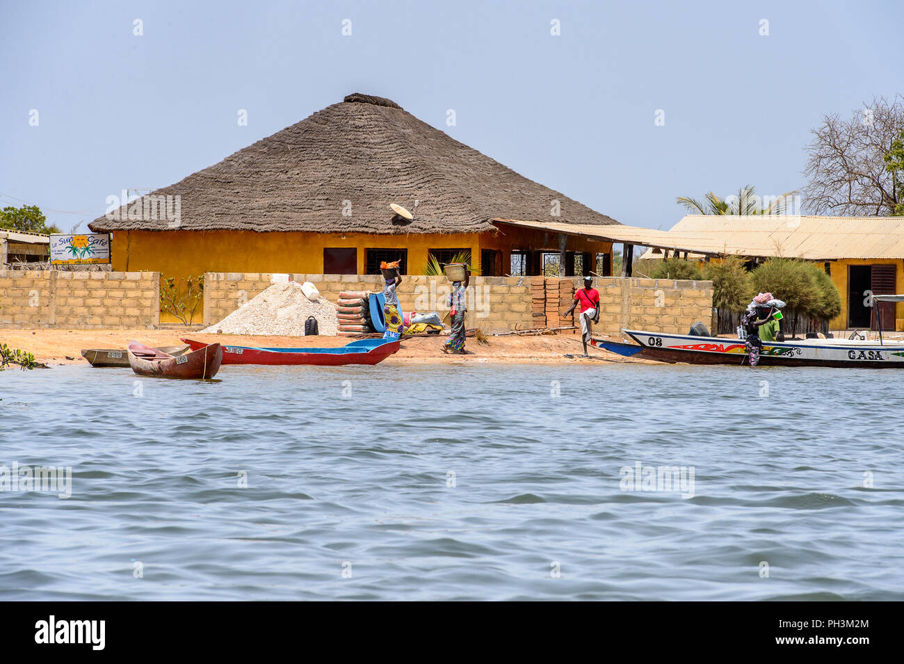 Casamance River Senegal Apr 29 Unidentified Senegalese Women Carry Basins On Their Heads On The Coast Of The Casamance River Stock Photo Alamy