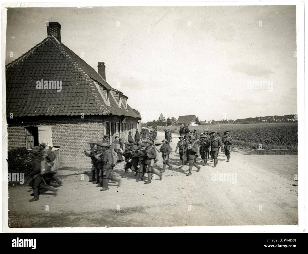 [22] Gurkhas marching out to dig trenches [near Merville, France]. Photographer H. D. Girdwood. . Stock Photo