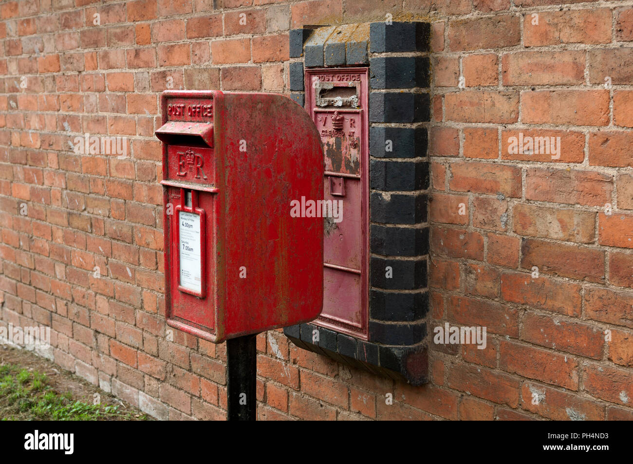 Queen victoria post boxes hi-res stock photography and images - Alamy