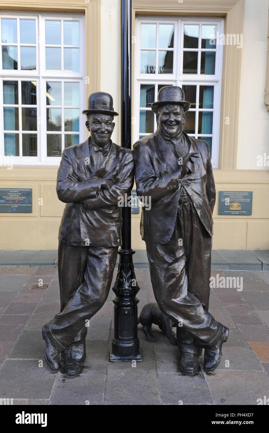 Laurel & Hardy bronze statue Ulverston, Cumbria, birthplace of Stan Laurel in 1890. The comic duo are leaning on a lamppost and smiling Stock Photo
