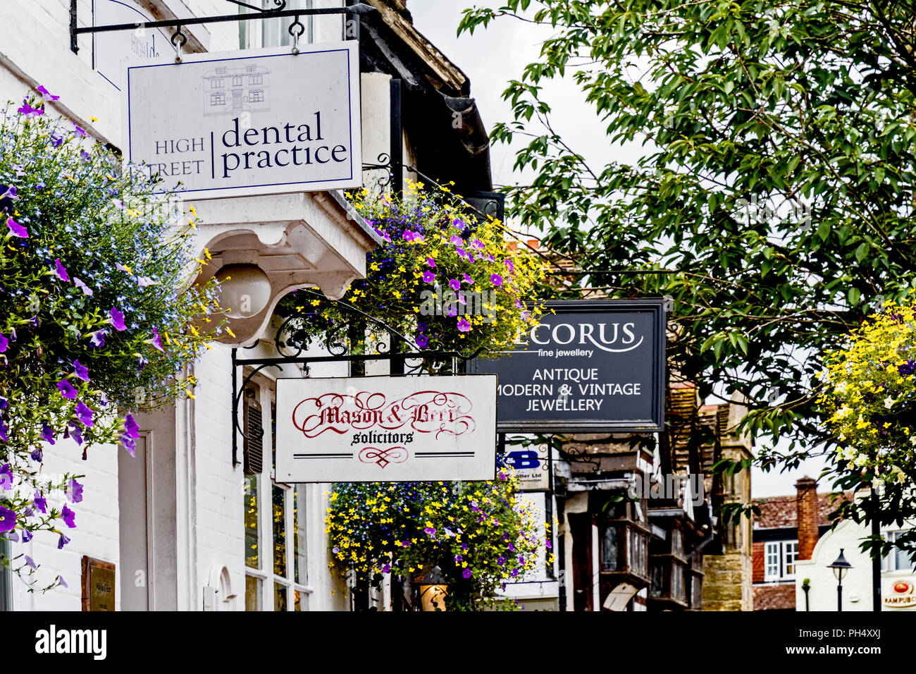 East Grinstead (Sussex, England): Shops in the High Street Stock Photo