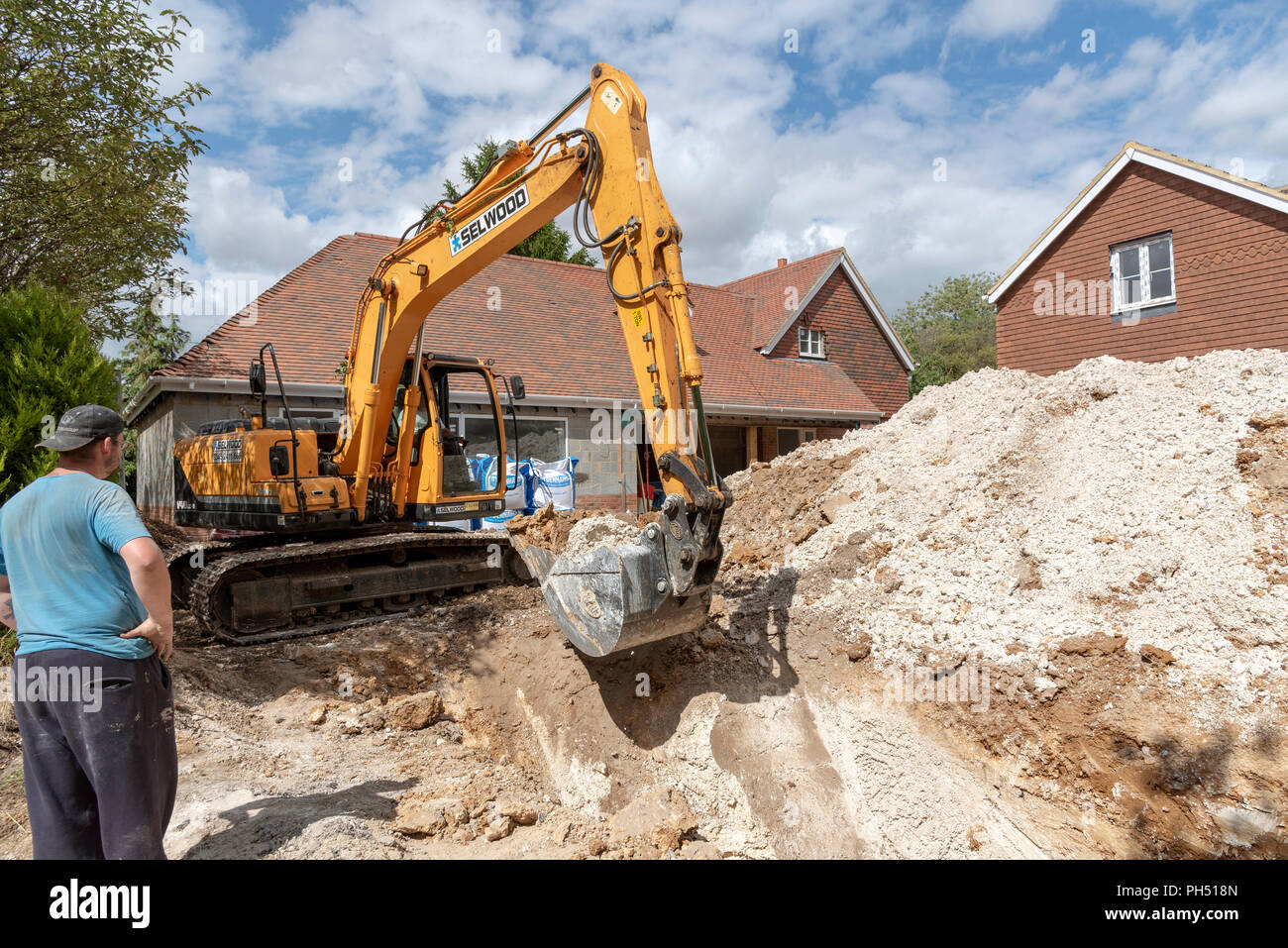 Excavator digging hole hi-res stock photography and images - Alamy