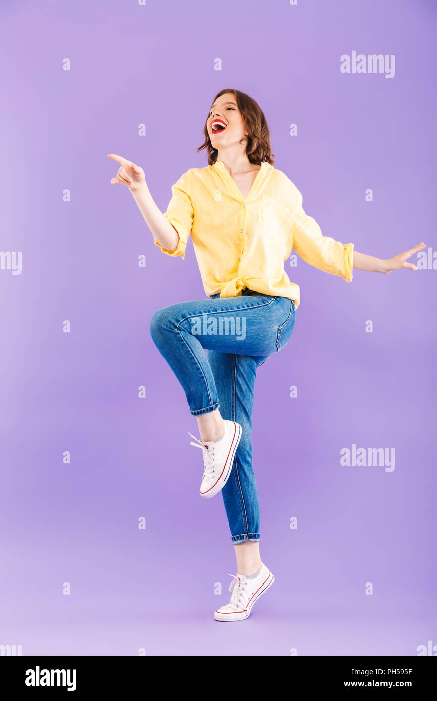 Full length portrait of a happy young woman dressed in summer clothes ...