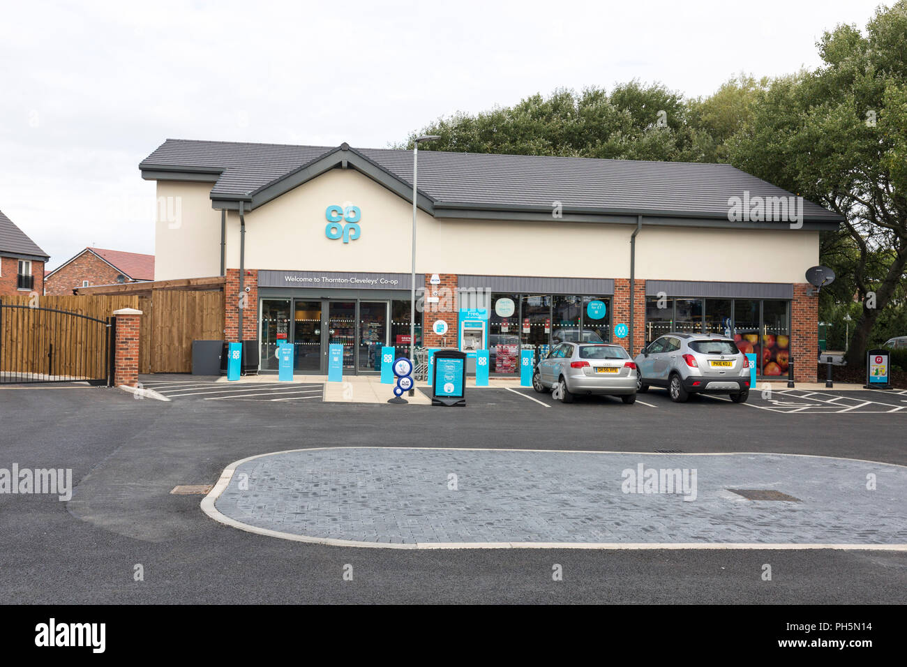CoOp Food shop. Exterior of shop including car-park Stock Photo
