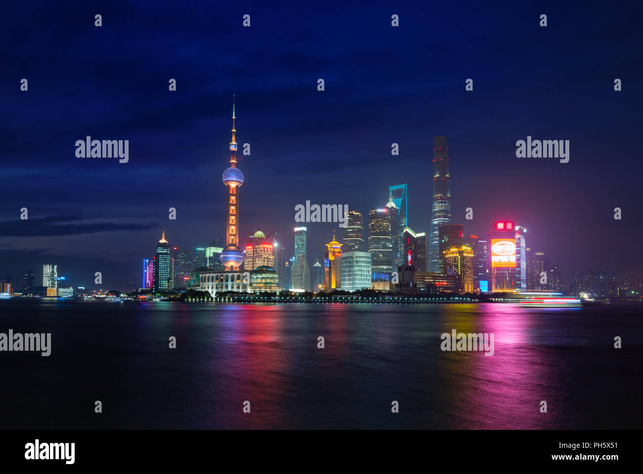 Walkway pudong shanghai china hi-res stock photography and images - Alamy