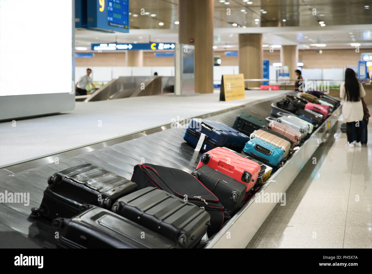 Luggage conveyor belt hires stock photography and images Alamy