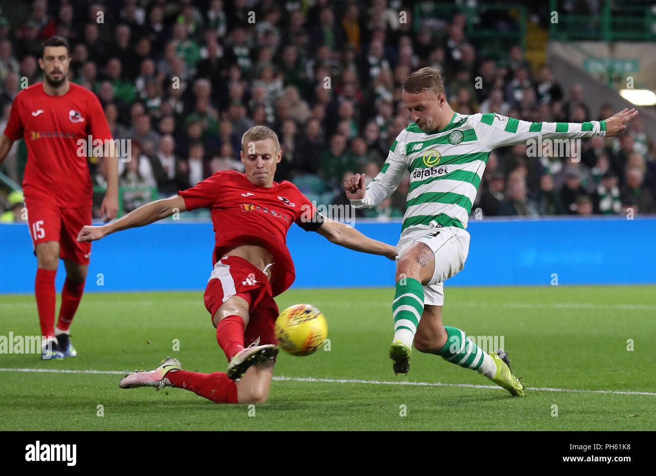 Celtic's Leigh Griffiths (right) challenges Suduva Algis Jankauskas during the UEFA Europa League Play-Off, Second Leg match at Celtic Park, Glasgow. Stock Photo