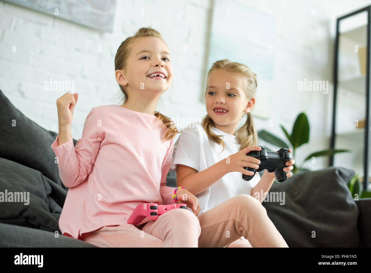 Free Photo  Girlfriend and boyfriend playing video games together at home