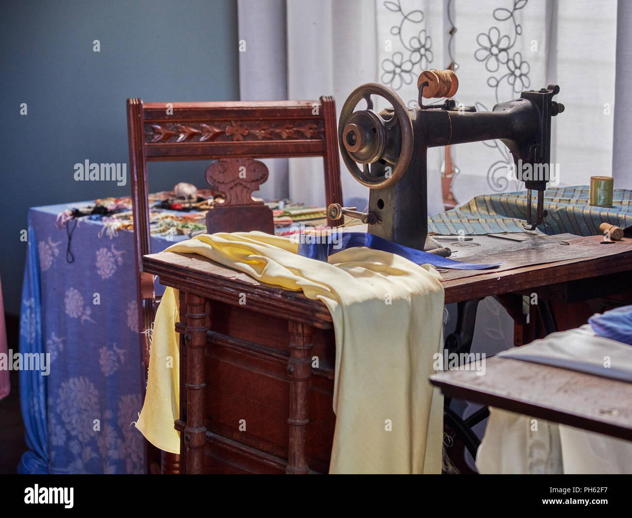 Antique sewing machine display hires stock photography and images Alamy