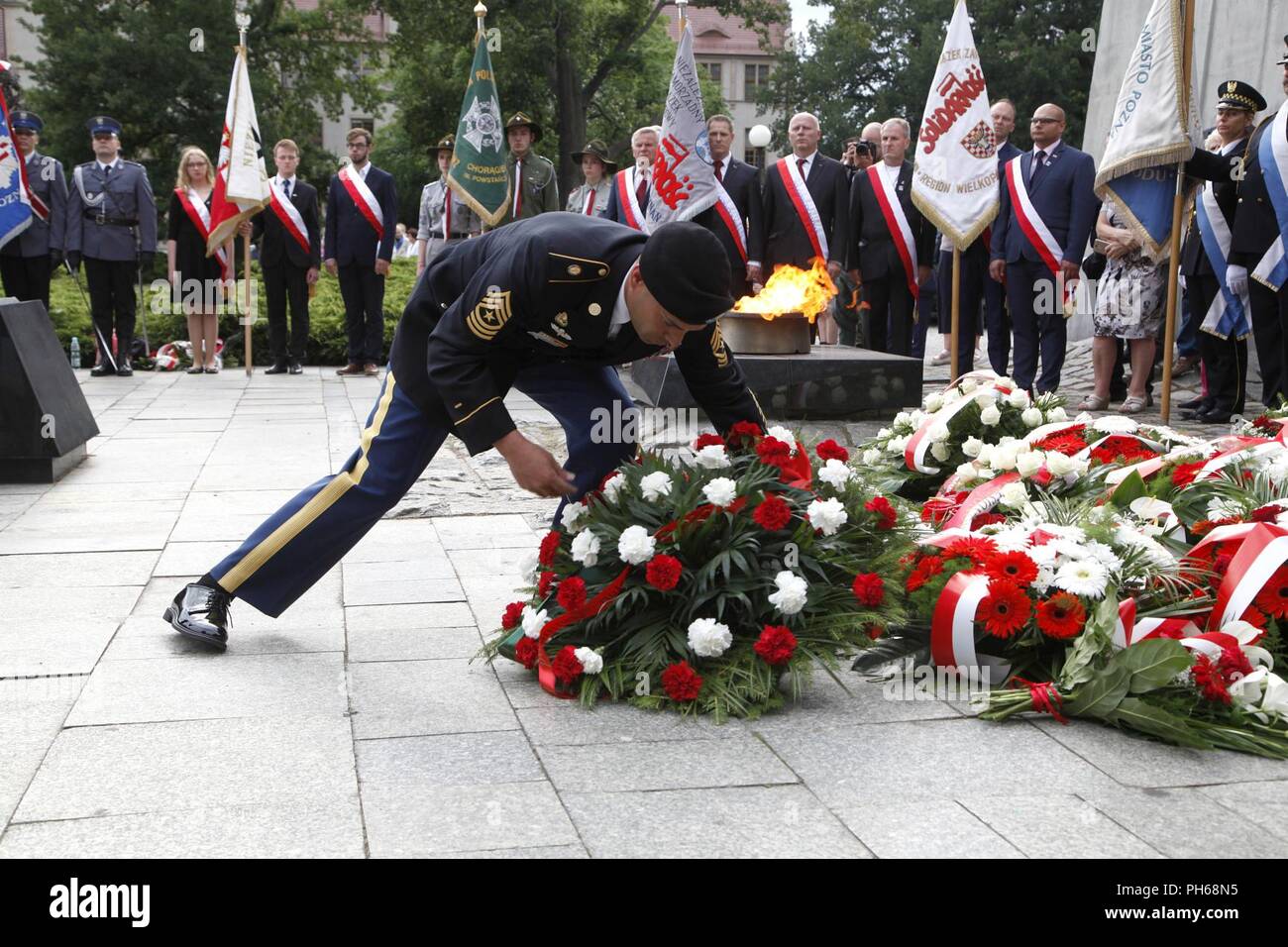 Sergeant Maj. Sael Garcia, 1st Infantry Division Mission Command Element sergeant major, commemorates the 1956 Poznań Uprising by laying a wreath on behalf of the United States Army during a ceremony June 28, 2018, at the Crosses monument in Poznań, Poland, in honor of the Polish citizens who stood up against communist rule 62 years ago. The massive protests in 1956 were the first of many in which hundreds of Polish people sacrificed their lives for the independence of Poland. Hundreds of Polish citizens, including uprising participants, attended the ceremony. Also in attendance were Brig. Gen Stock Photo