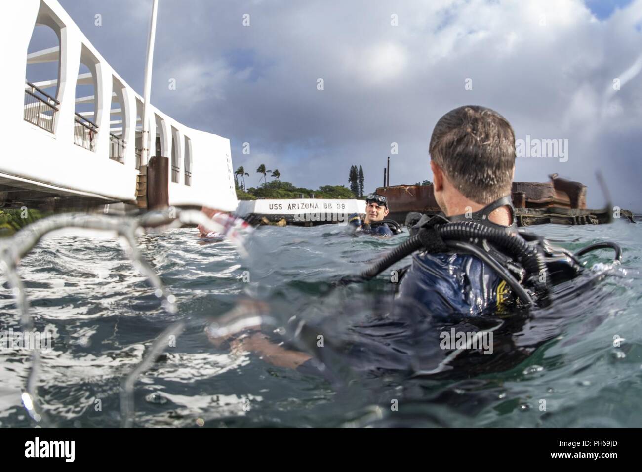 Uss arizona salvage pearl harbor hires stock photography and images
