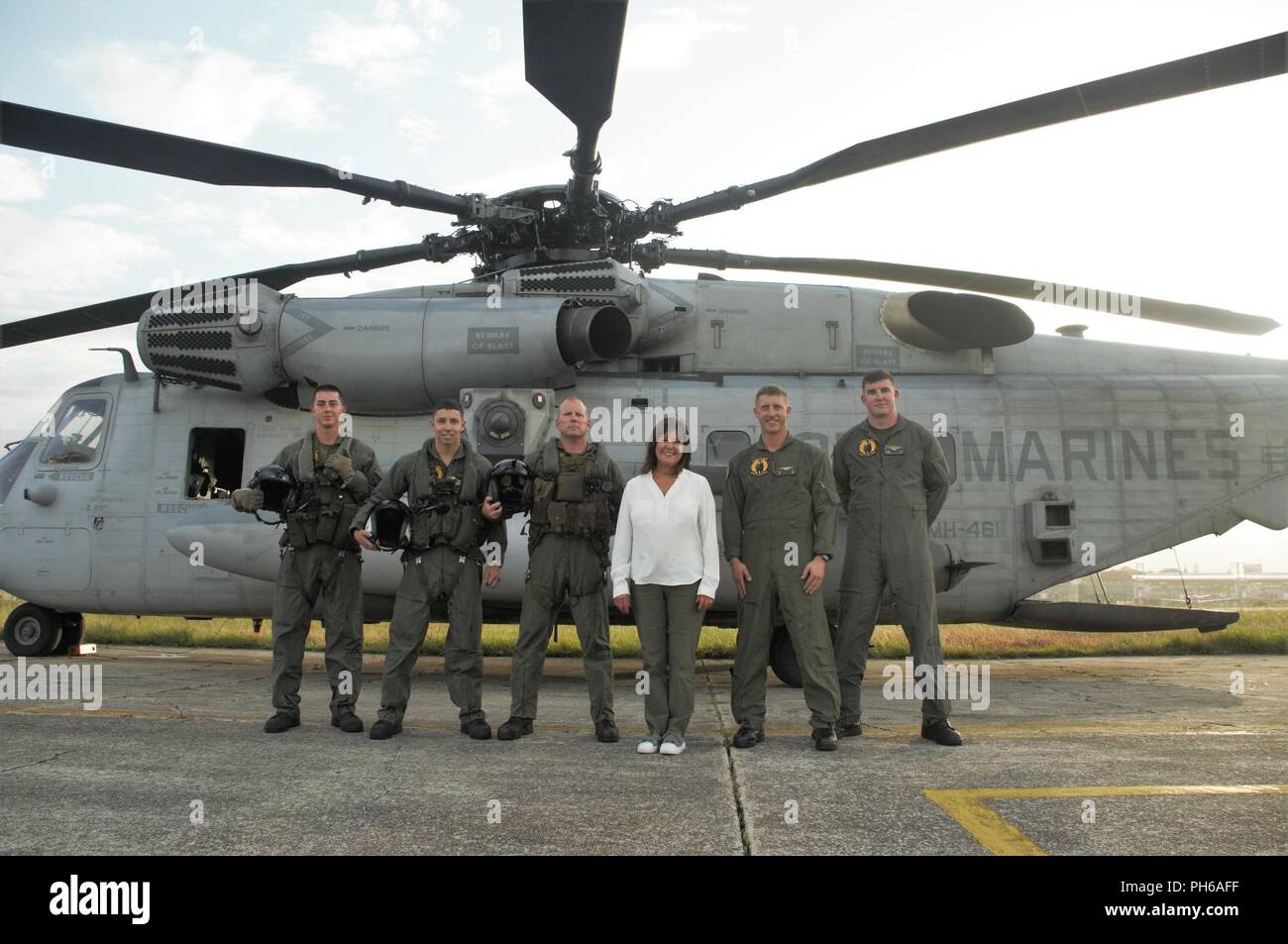 Karen Pence, the U.S. second lady, poses for a photo with Marines with Special Purpose Marine Air-Ground Task Force - Southern Command before boarding a CH-53E Super Stallion helicopter at La Aurora International Airport in Guatemala City, Guatemala, June 28, 2018. Pence flew with Guatemalan first lady Patricia Morales to visit La Escuintla, an area damaged by volcanic eruptions by Fuego Volcano. Pence and her staff delivered care packages to families and assessed the total damage caused by the volcano that has affected the lives of millions in the area. The Marines and sailors of SPMAGTF-SC a Stock Photo