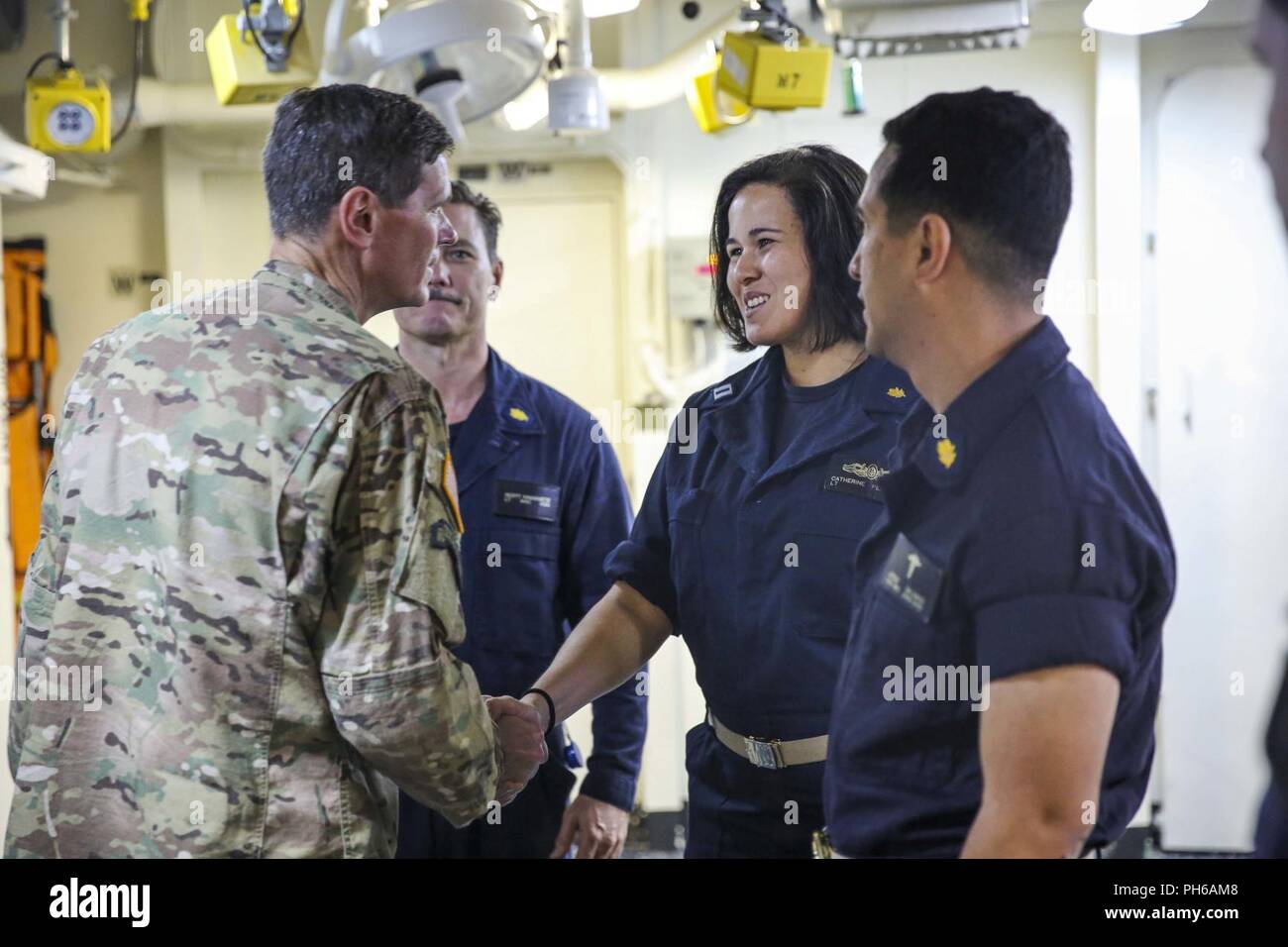 ARABIAN GULF (June 22, 2018) U.S. Army Gen. Joseph Votel, commander, U.S. Central Command,  speaks with U.S. Navy Sailors aboard the Wasp-class amphibious assault ship USS Iwo Jima (LHD 7), June 22, 2018. Votel, Vice Adm. Scott Stearney, commander, U.S. Naval Forces Central Command, and other distinguished visitors took a tour of Iwo Jima and spoke with crew members and Marines with the 26th Marine Expeditionary Unit, who are currently deployed to the U.S. 5th Fleet of operations in support of maritime security operations to reassure allies and partners and preserve the freedom of navigation a Stock Photo