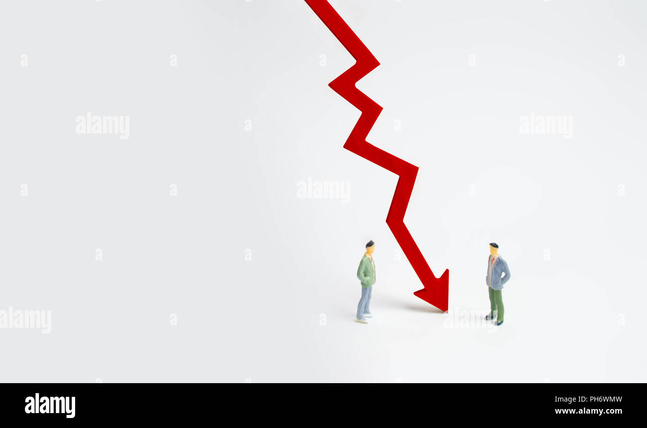 A wooden red chart arrow down divides the two people discussing the case. Termination and breakdown of relations, breaking ties. Contract break, confl Stock Photo