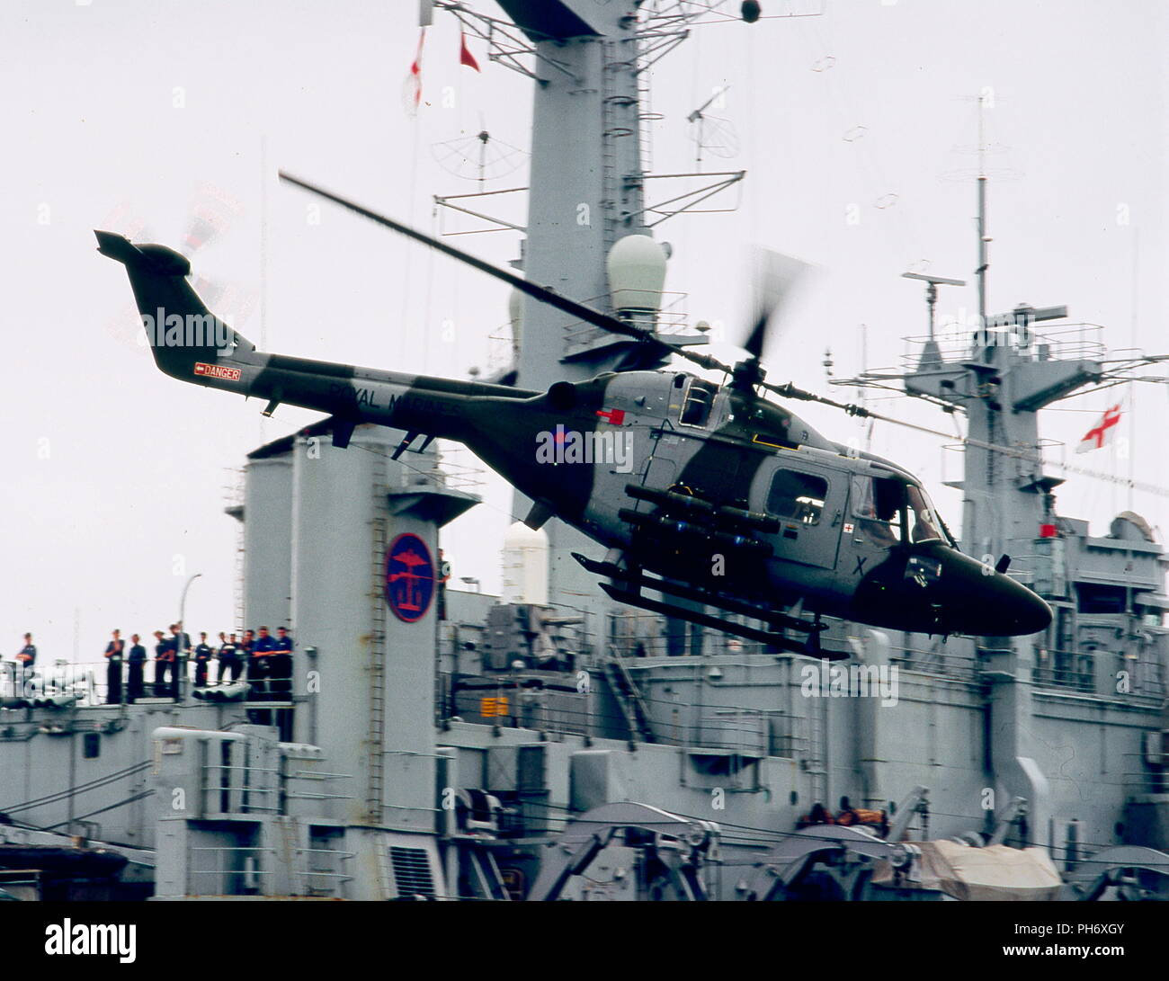 AJAXNETPHOTO. 1992. SOLENT,ENGLAND - AIRBORNE - ROYAL MARINES LYNX FLYING OFF HMS FEARLESS. PHOTO:JONATHAN EASTLAND/AJAX REF:921116217 Stock Photo