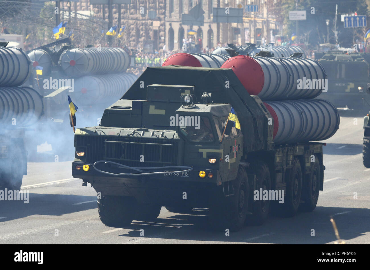 KYIV, UKRAINE - AUGUST 24, 2018: Ukrainian long range surface-to-air  missile systems S-300 (NATO name SA-10 Grumble) drive on Khreschatyk street  in Ky Stock Photo - Alamy