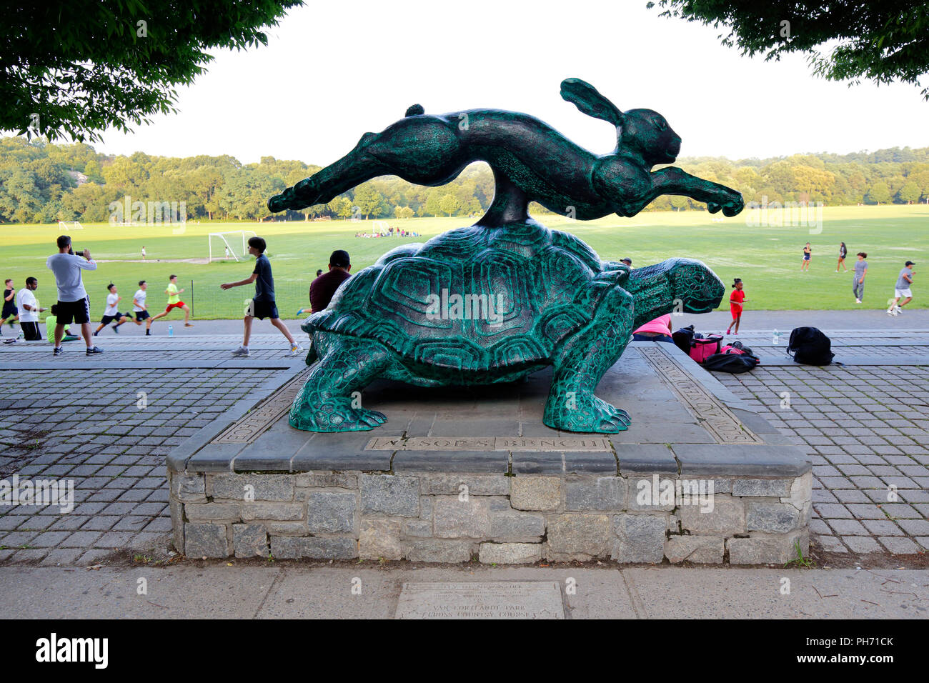 https://c8.alamy.com/comp/PH71CK/runners-near-the-tortoise-and-hare-statue-at-van-cortlandt-park-PH71CK.jpg