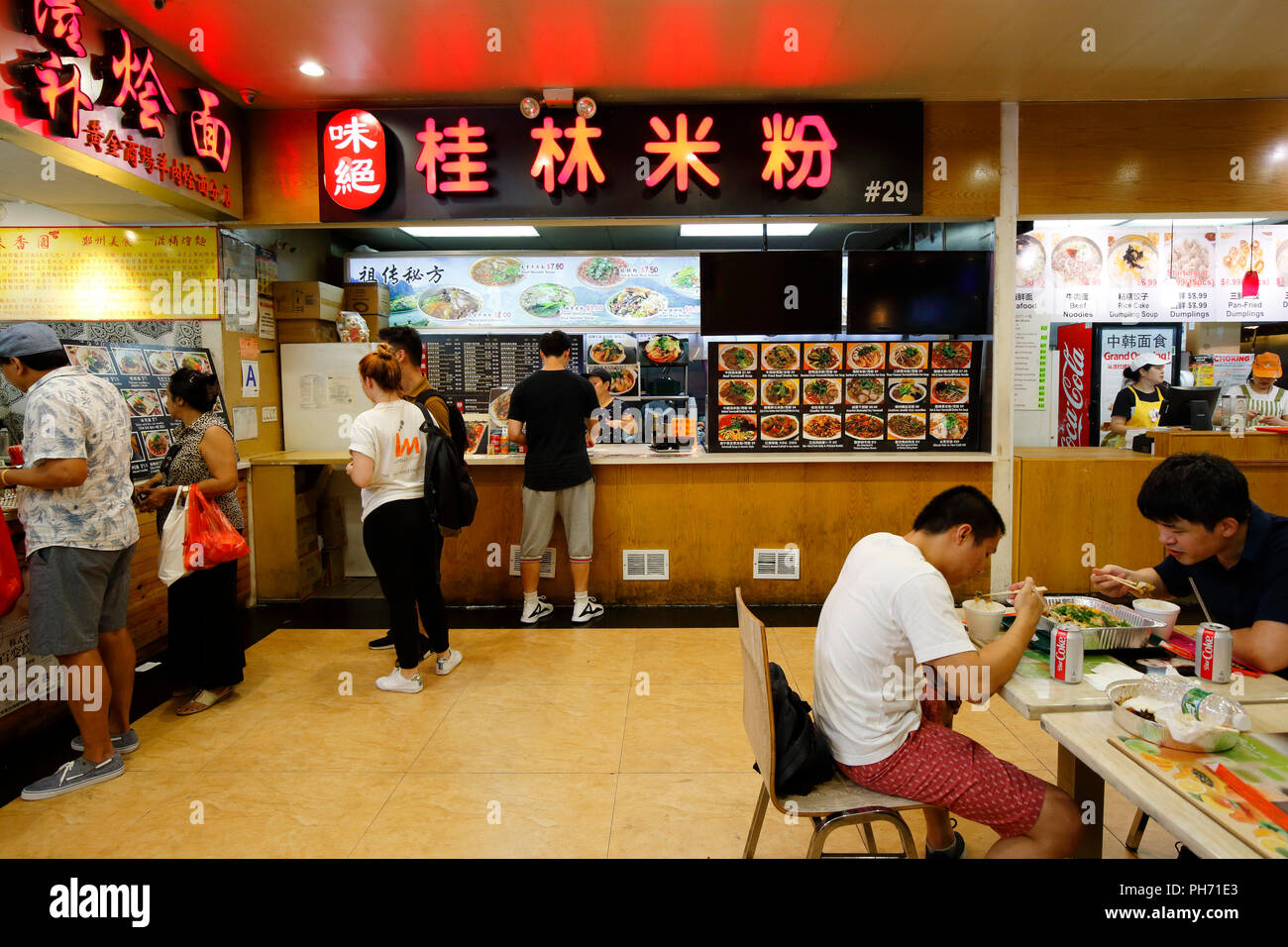 Food vendors inside the New World Mall food court in Downtown Flushing Chinatown, Queens, New York. 法拉盛, 法拉盛華埠, 華裔美國人, 紐約 Stock Photo