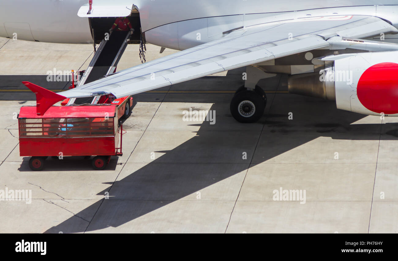 Aircraft loading hires stock photography and images Alamy