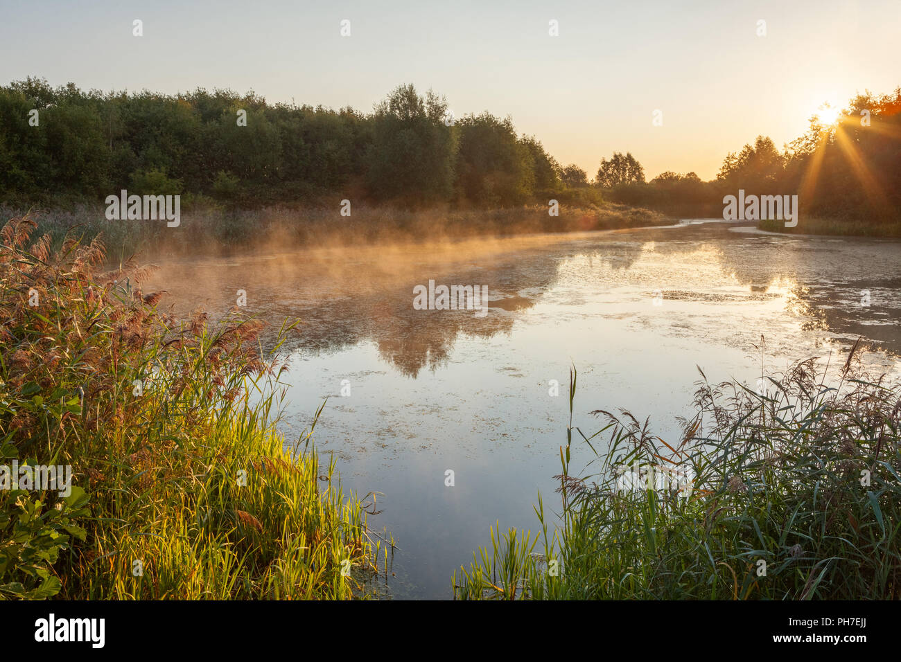 Water's Edge Country Park, Barton-upon-Humber. 31st Aug 2018. UK Weather: A chilly, misty sunrise at the Water's Edge Country Park on the last day of Summer. Barton-upon-Humber. North Lincolnshire, UK. 31st August 2018. Credit: LEE BEEL/Alamy Live News Stock Photo