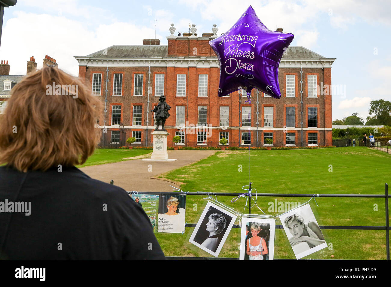 Kensington Palace. London. UK 31 Aug 2018 - A ballon is left by a well wisher at the gates to Kensington Palace to mark the 21st anniversary of the death of Diana, Princess of Wales, who tragically died in a car accident in Paris, France on 31st August 1997  Credit: Dinendra Haria/Alamy Live News Stock Photo