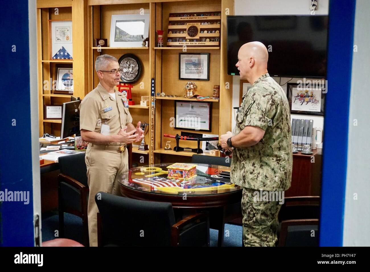 Force Master Chief Carter meeting with Commander many Cordero, Commanding Officer of Naval Computer and Telecommunications Station Sicily. Stock Photo