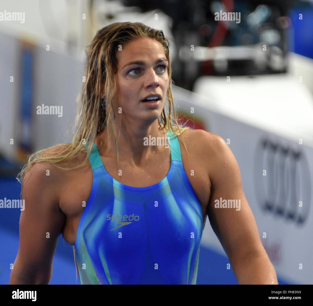 Porno: bitta ayol va erkaklar qatori