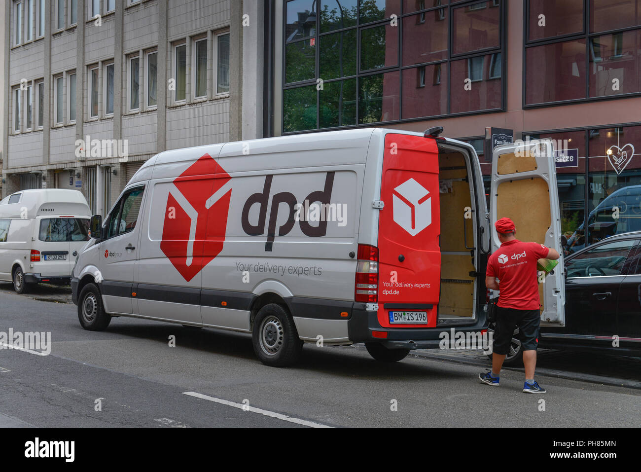 DPD Paketdienst, Venloer Strasse, Koeln, Nordrhein-Westfalen, Deutschland Stock Photo