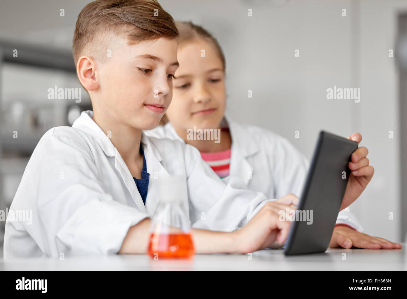 School child science beaker hi-res stock photography and images - Alamy