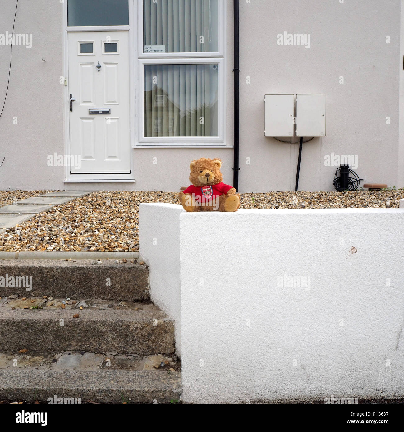 Litter & rubbish left on the street Stock Photo - Alamy