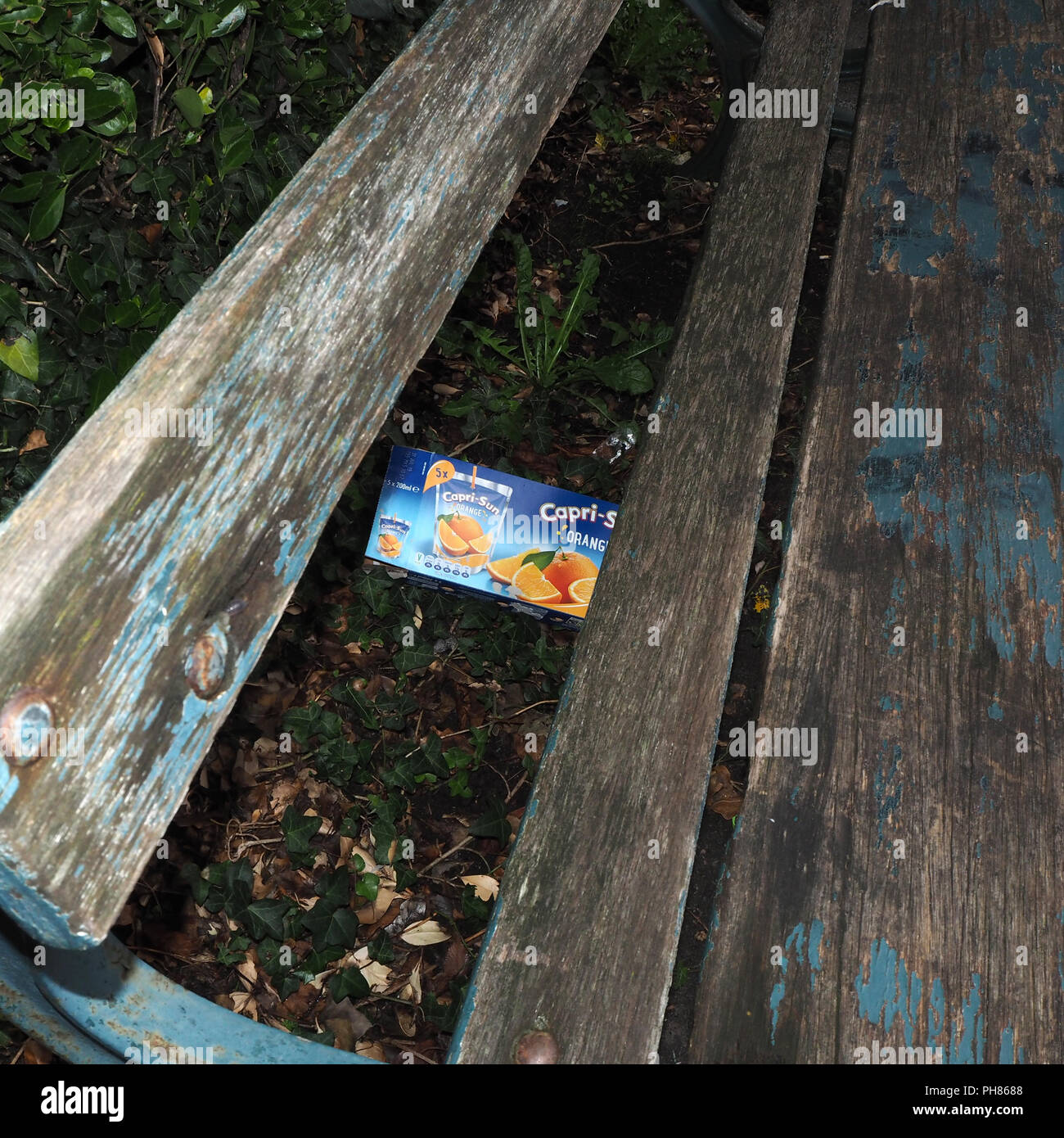 Litter & rubbish left on the street Stock Photo - Alamy