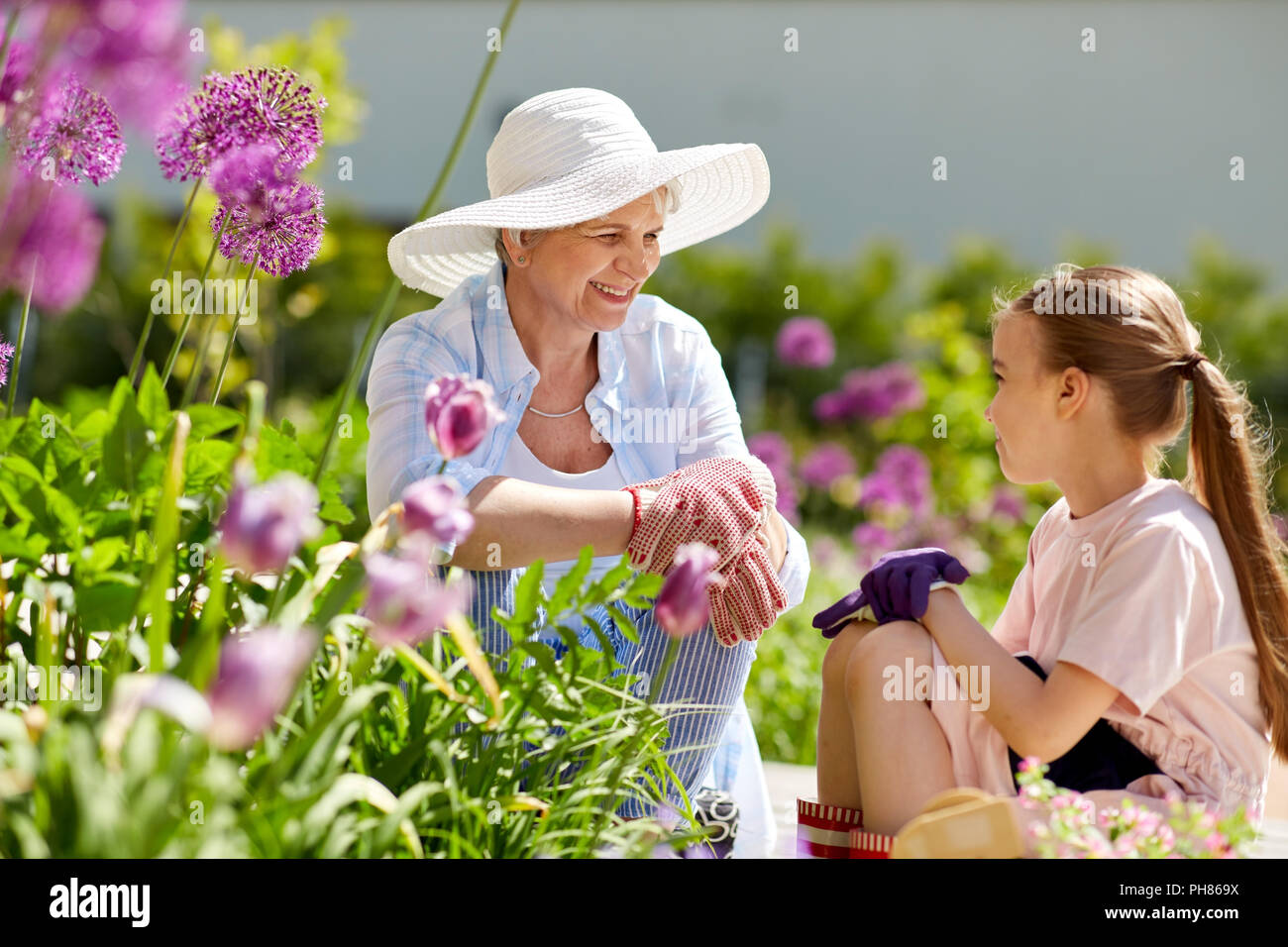 Preteen girl gardening hi-res stock photography and images - Alamy