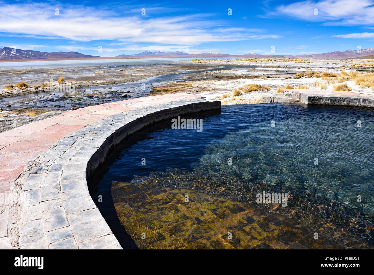 Laguna y Termas de Polques hot springs pool with the Salar de Chalviri in background, Reserva Eduardo Avaroa, Potosi, Bolivia Stock Photo