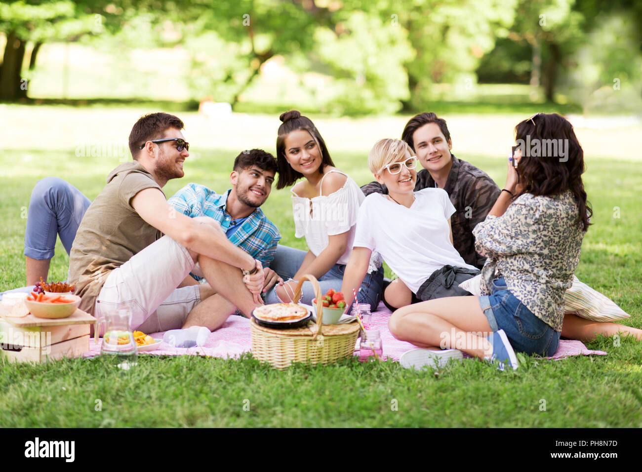 Picnic at the park hi-res stock photography and images - Alamy