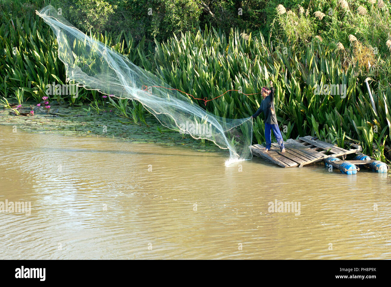 Throw net fishing hi-res stock photography and images - Alamy
