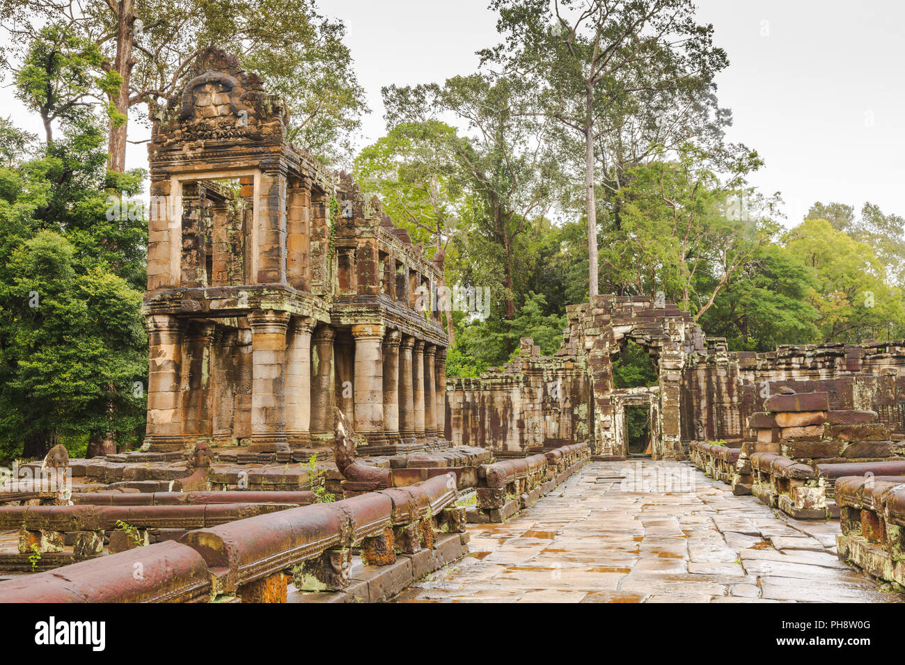 Building with cylindrical columns in Preah Khan Temple Stock Photo
