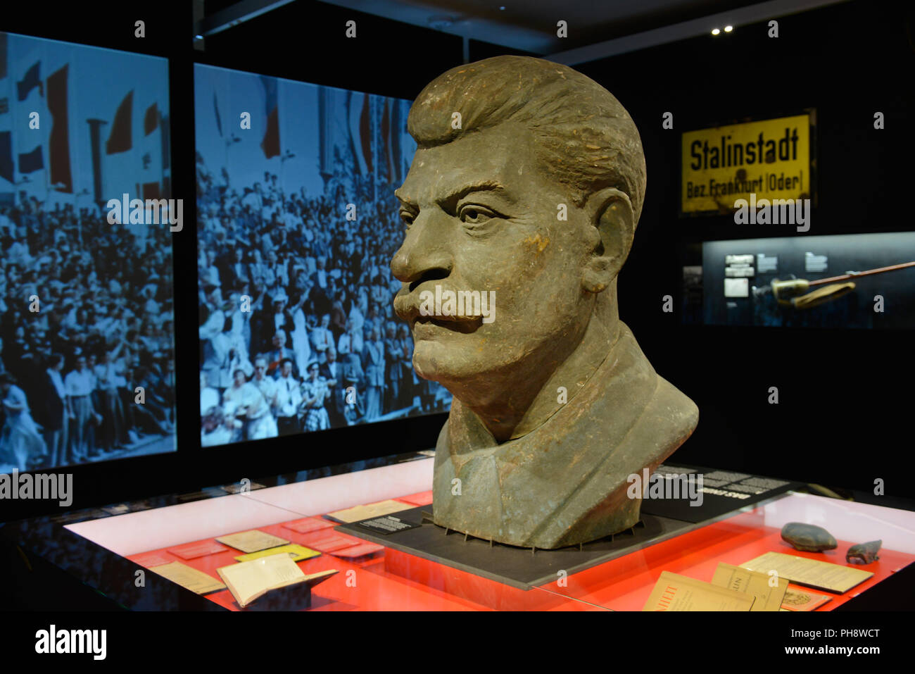 Stalin-Bueste, Ausstellung ´Der rote Gott´, Stasi-Gedenkstaette, Genslerstrasse, Hohenschoenhausen, Lichtenberg, Berlin, Deutschland Stock Photo
