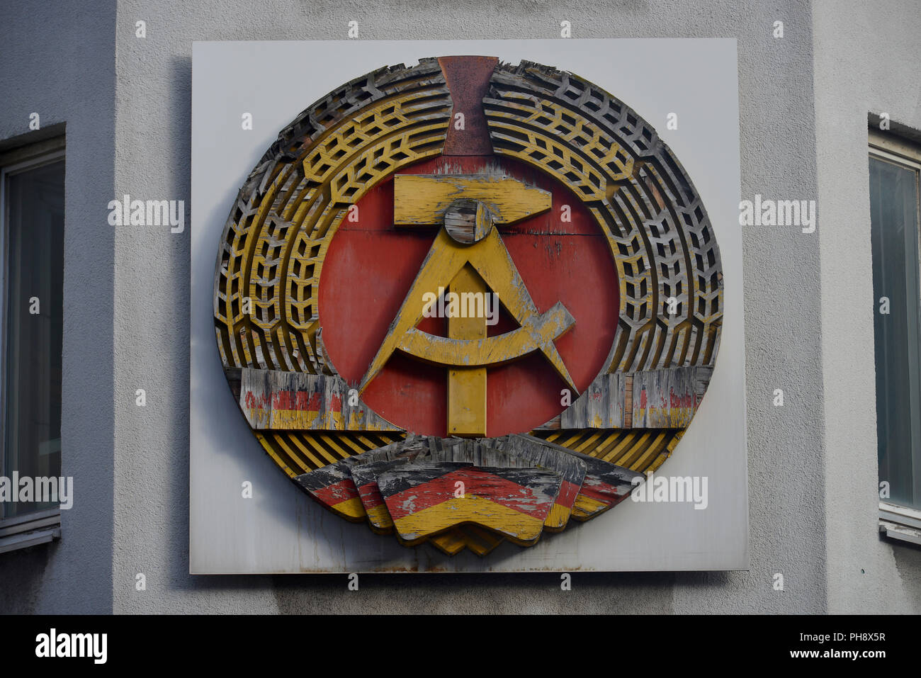 DDR-Wappen, Mauermuseum Checkpoint Charlie, Friedrichstrasse, Kreuzberg, Mitte, Berlin, Deutschland Stock Photo