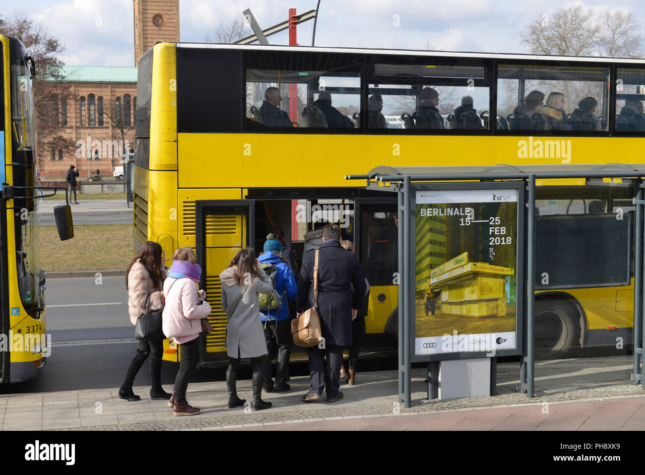 Bus, Einstieg Passagiere, Kulturforum, Tiergarten, Mitte, Berlin Stock Photo