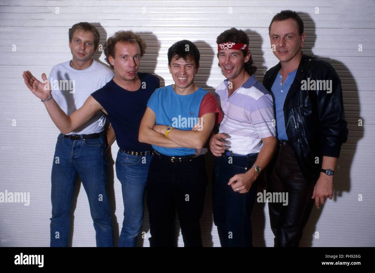 Günther Sigl, Sänger der 'Spider Murphy Gang', bayerische Band vor einem Konzert in Memmingen, Deutschland 1985. Singer Guenther Sigl of German Bavari Stock Photo